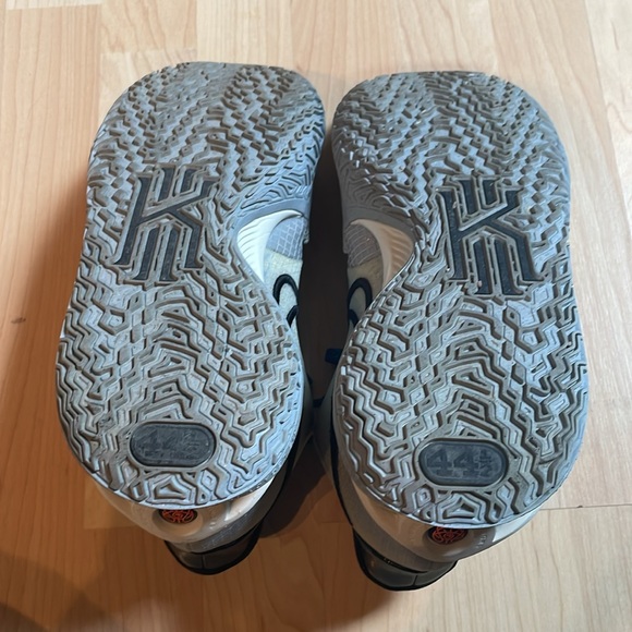 EUC NIKE Kyrie 4 Low Grey Fog size 10.5 men’s (reg $241 brand new) - Picture 4 of 6